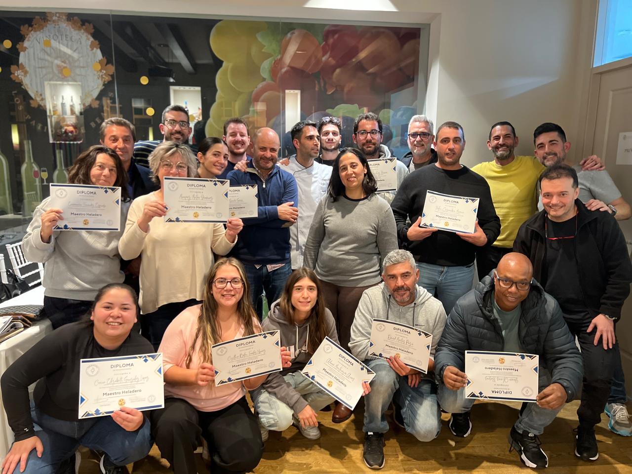 Alumnos graduados con sus certificados de formación en heladería artesanal