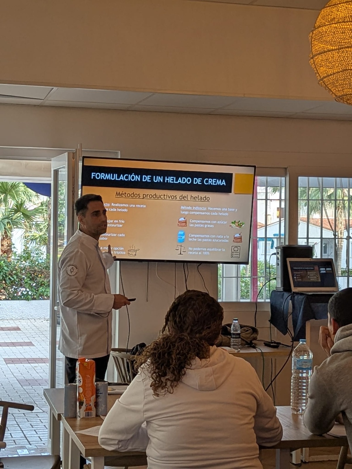 Maestro heladero dando una clase teórica sobre formulación de helados de crema